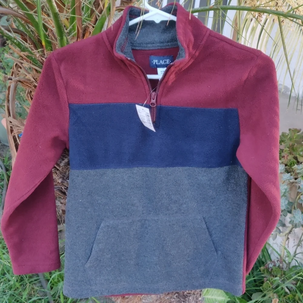 The children place boy sweater size 7/8